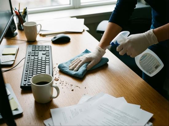 Unterhaltsreinigung: Reinigungskraft bei der täglichen Büroreinigung