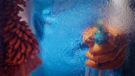 Fensterreinigung: Reinigungskraft reinigt große Glasflächen