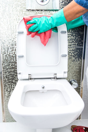 Unterhaltsreinigung: Reinigungskraft bei der Reinigung von Geschäftsräumen